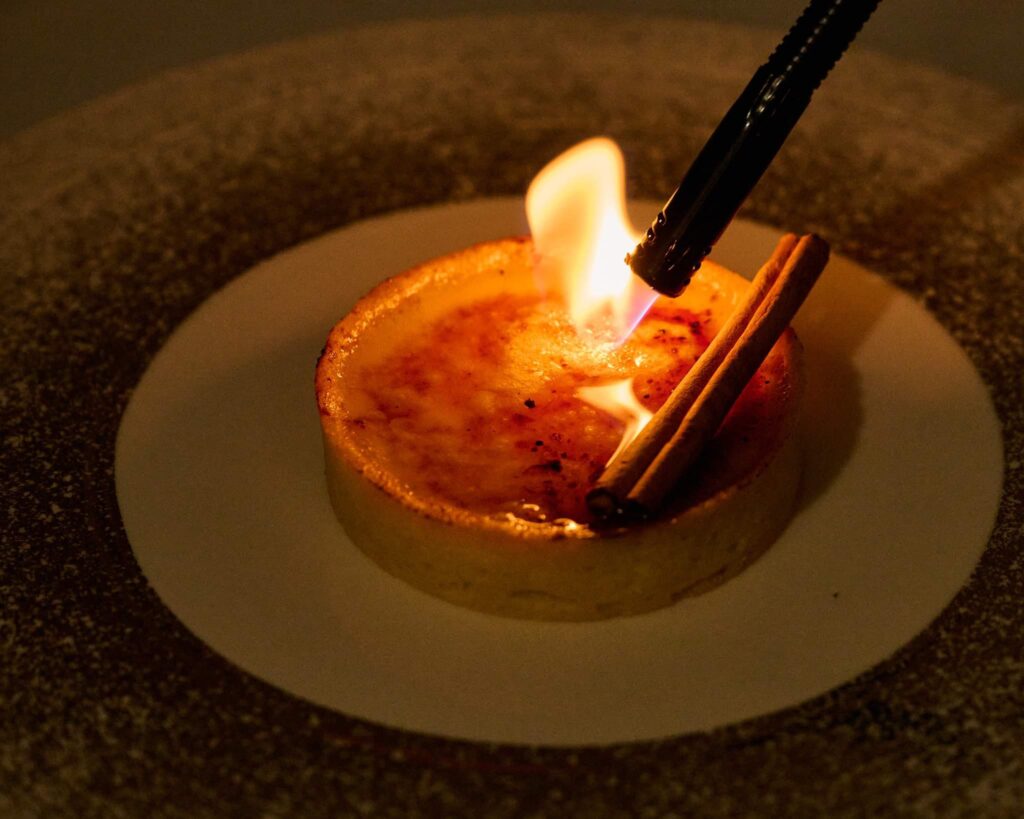 การเผาหน้าคาราเมลบนทาร์ต Crema Catalana ที่ SÓPA