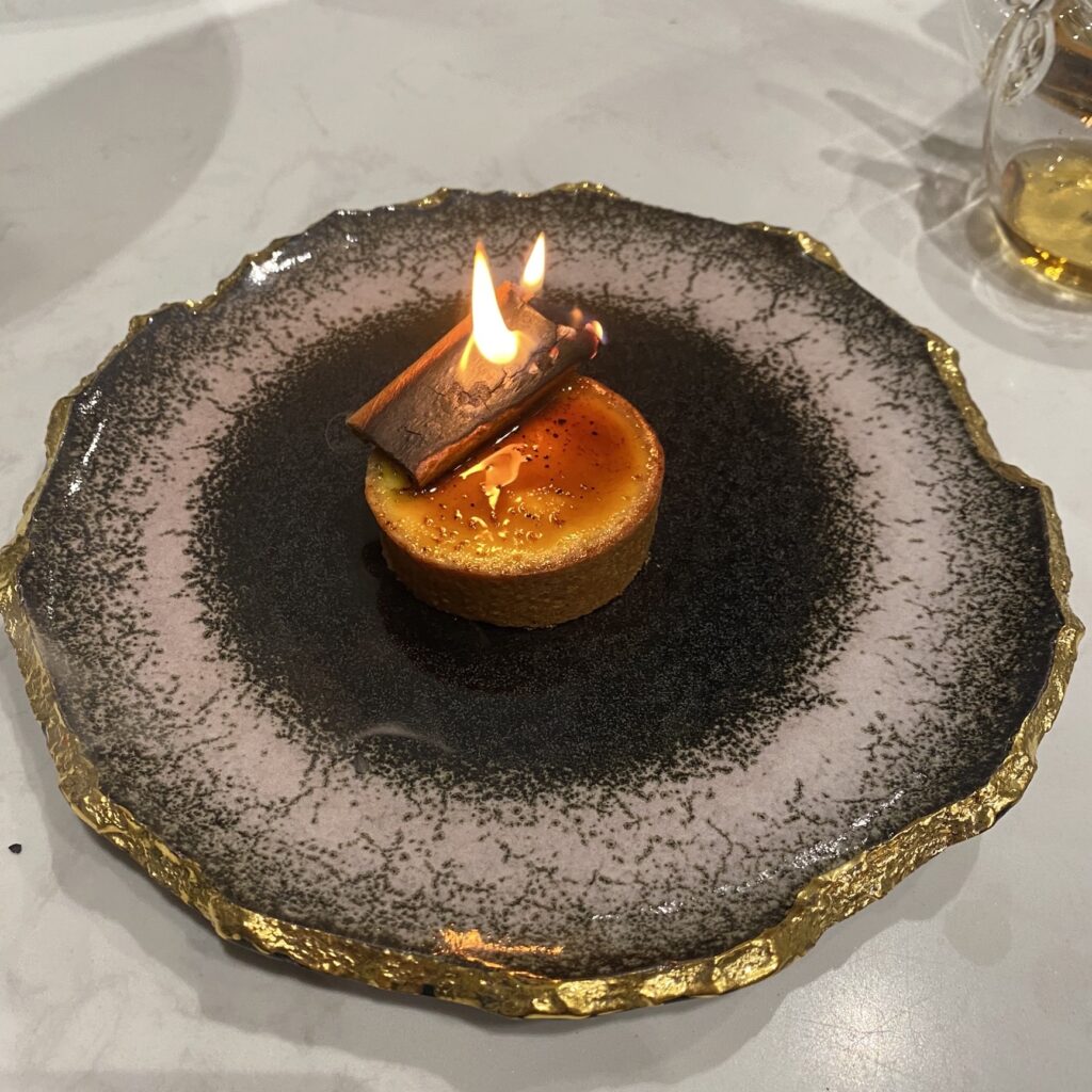 ทาร์ต Crema Catalana หน้าเคลือบคาราเมลและแท่งอบเชย